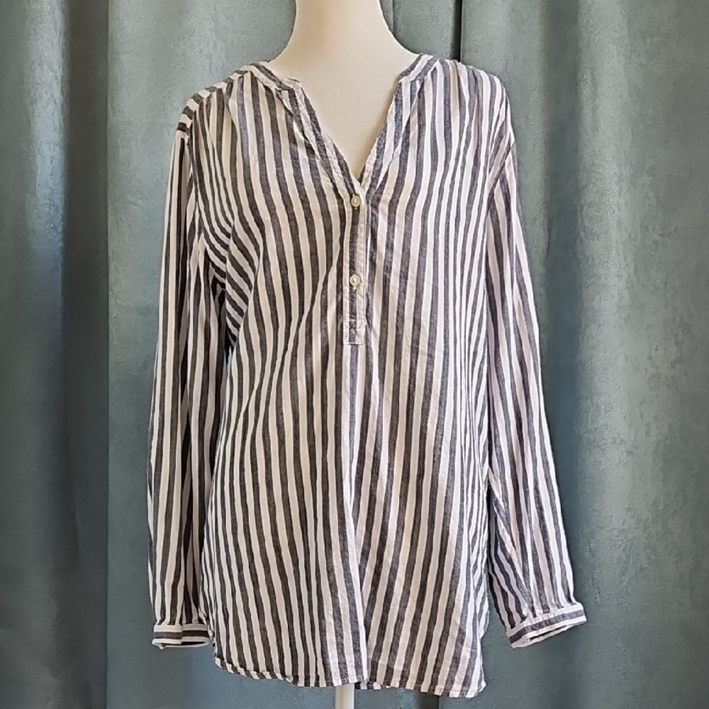 Old Navy White & Gray Relaxed Button Down Top